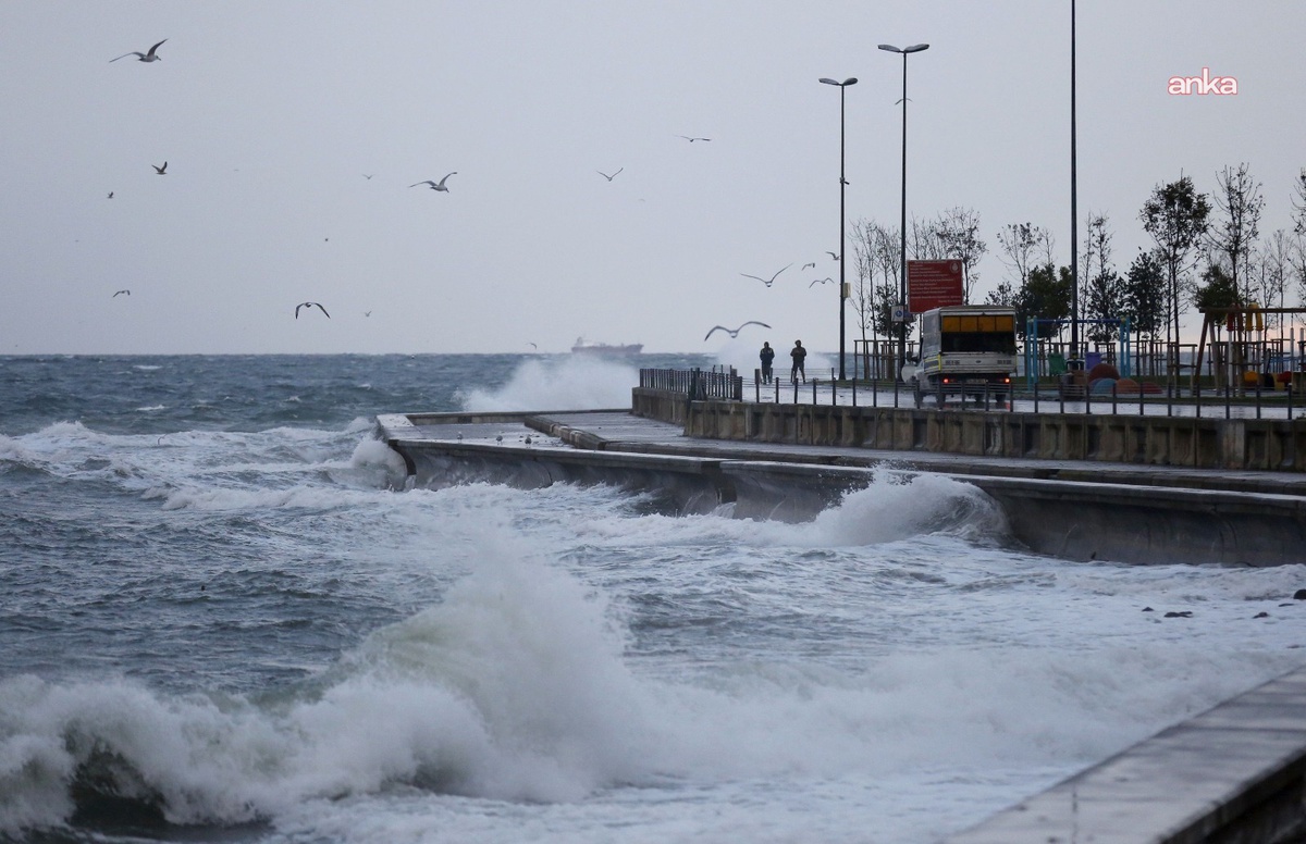 Meteoroloji, Marmara Denizi’nde cumartesi akşamı 50-75 km hızla fırtına bekliyor