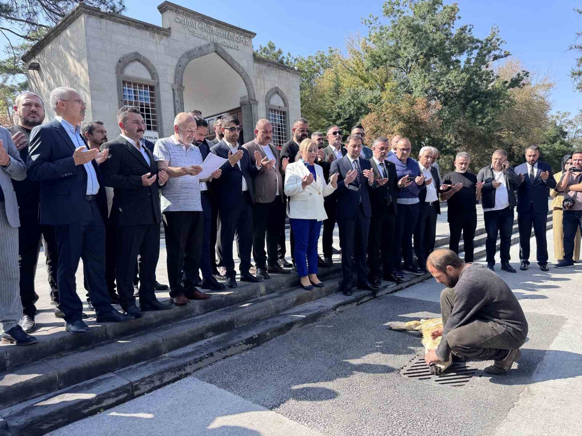 MHP Kayseri İl Yönetimi türbede dua etti, adak kurbanı kesildi