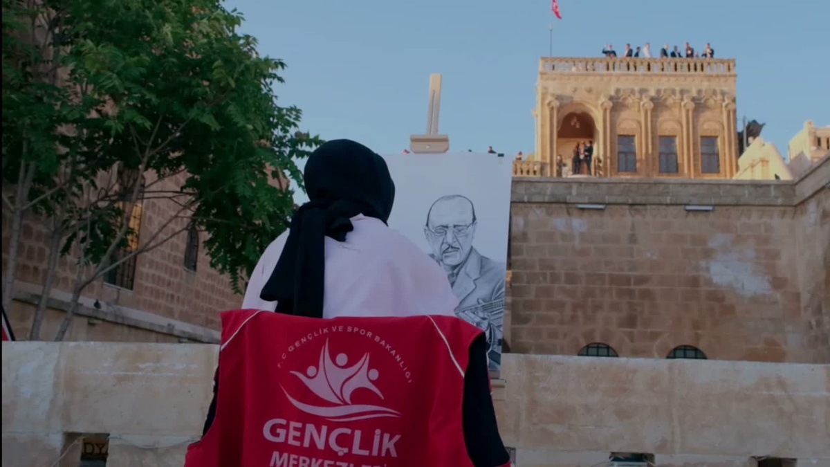 Midyat Gençlik Merkezi'nde Neşet Ertaş için portre çizilip türküleri söylendi