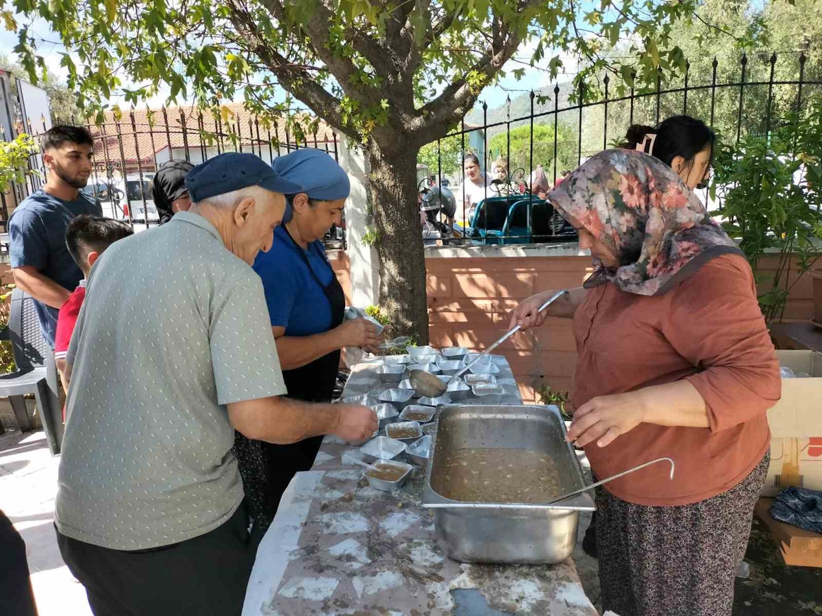 Muğla Köyceğiz Toparlar'da 26'ncı geleneksel aşure etkinliği yoğun katılımla yapıldı