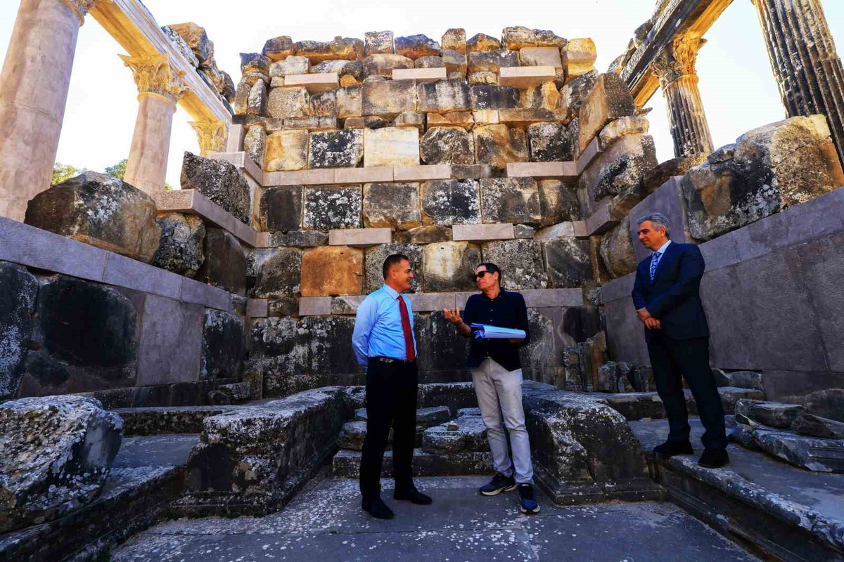 Muğla Valisi Akbıyık, Milas'taki Euromos'ta kazı ve restorasyon işlerini inceledi