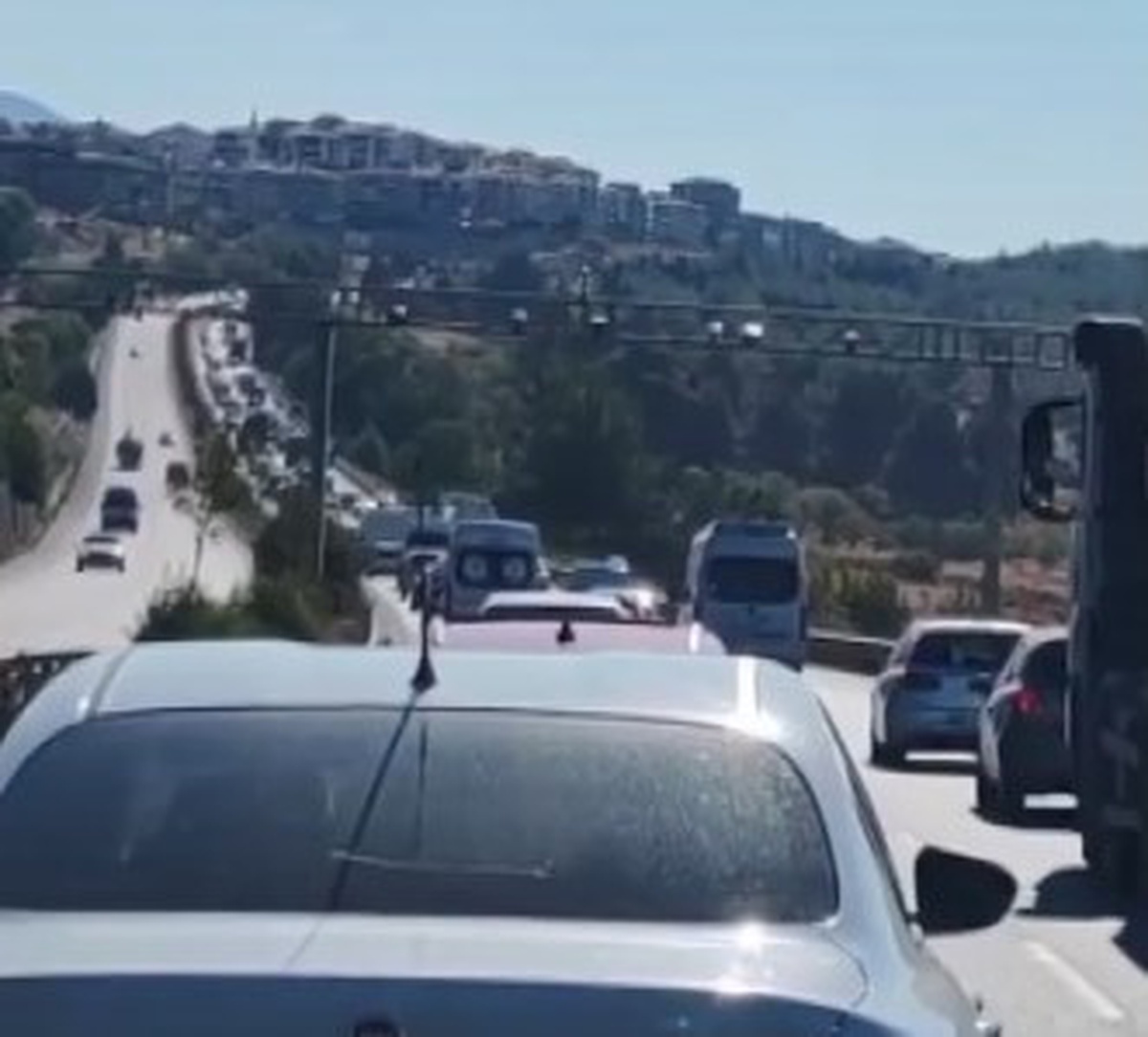 Muğla-Yatağan karayolunda 3 araçlı maddi hasarlı kaza uzun araç kuyruğu oluşturdu