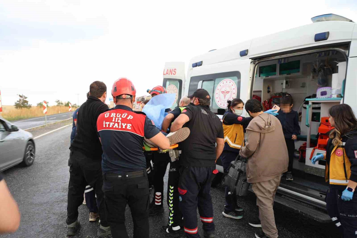 Nevşehir’de otomobil aynı yöndeki araca çarptı, 2’si çocuk 6 kişi yaralandı