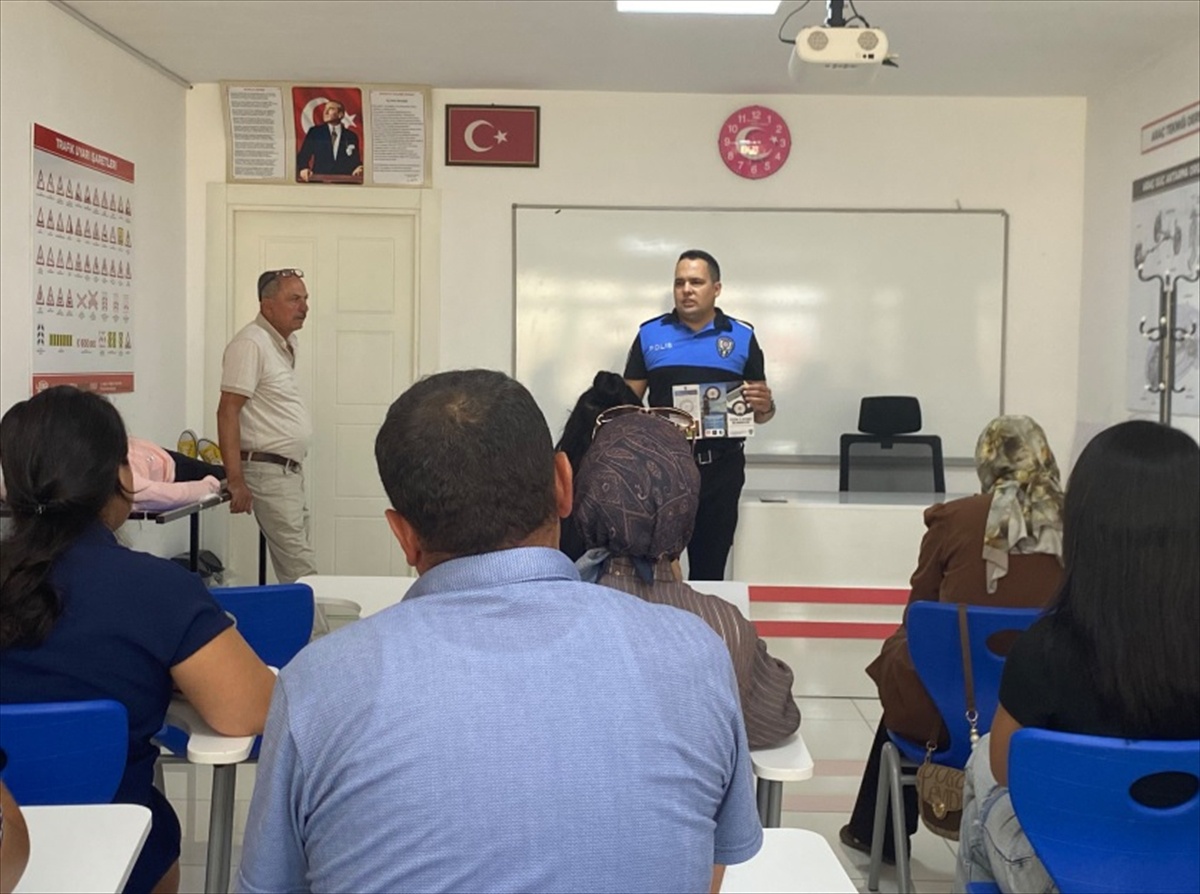 Niğde'de polis, dolandırıcılık ve sahteciliğe karşı vatandaşları bilgilendirdi