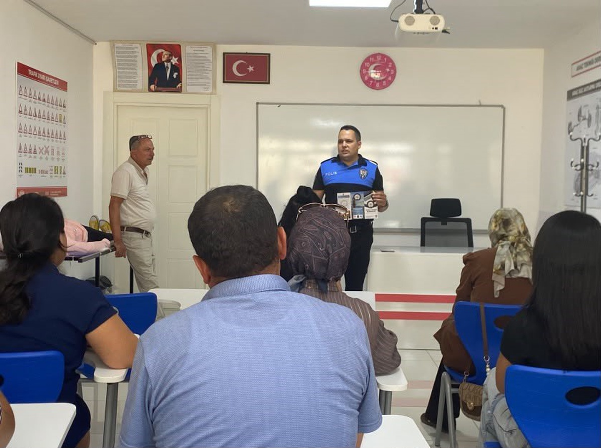 Niğde'de polis, pazarda ve sokakta vatandaşları dolandırıcılığa karşı bilgilendirdi