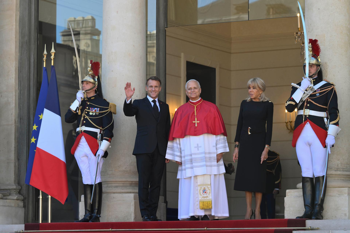 Papa 14. Leo, 18 yıl sonra ilk resmi ziyaret için Fransa'ya gitti, Macron ile görüştü