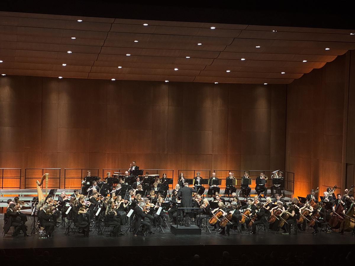 Royal Philharmonic Orchestra İstanbul Kültür Yolu Festivali'nde AKM'de konser verdi