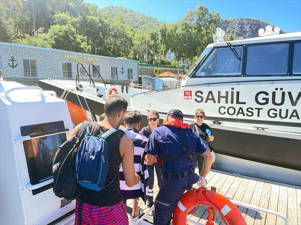 Sahil Güvenlik, Fethiye açıklarında yaralı 2 kişiyi botla karaya çıkardı