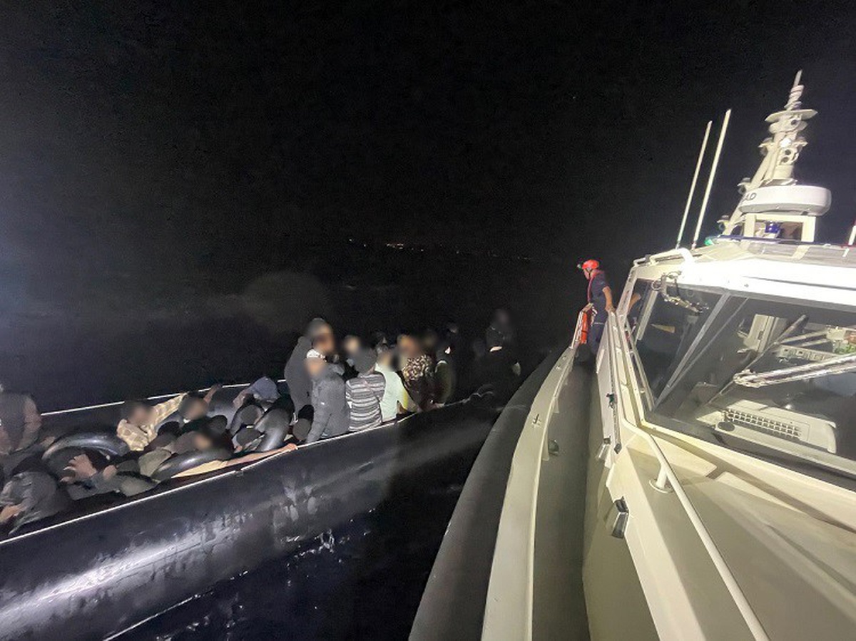 Sahil Güvenlik, İzmir'in Menderes ve Çeşme açıklarında 56 düzensiz göçmen yakaladı