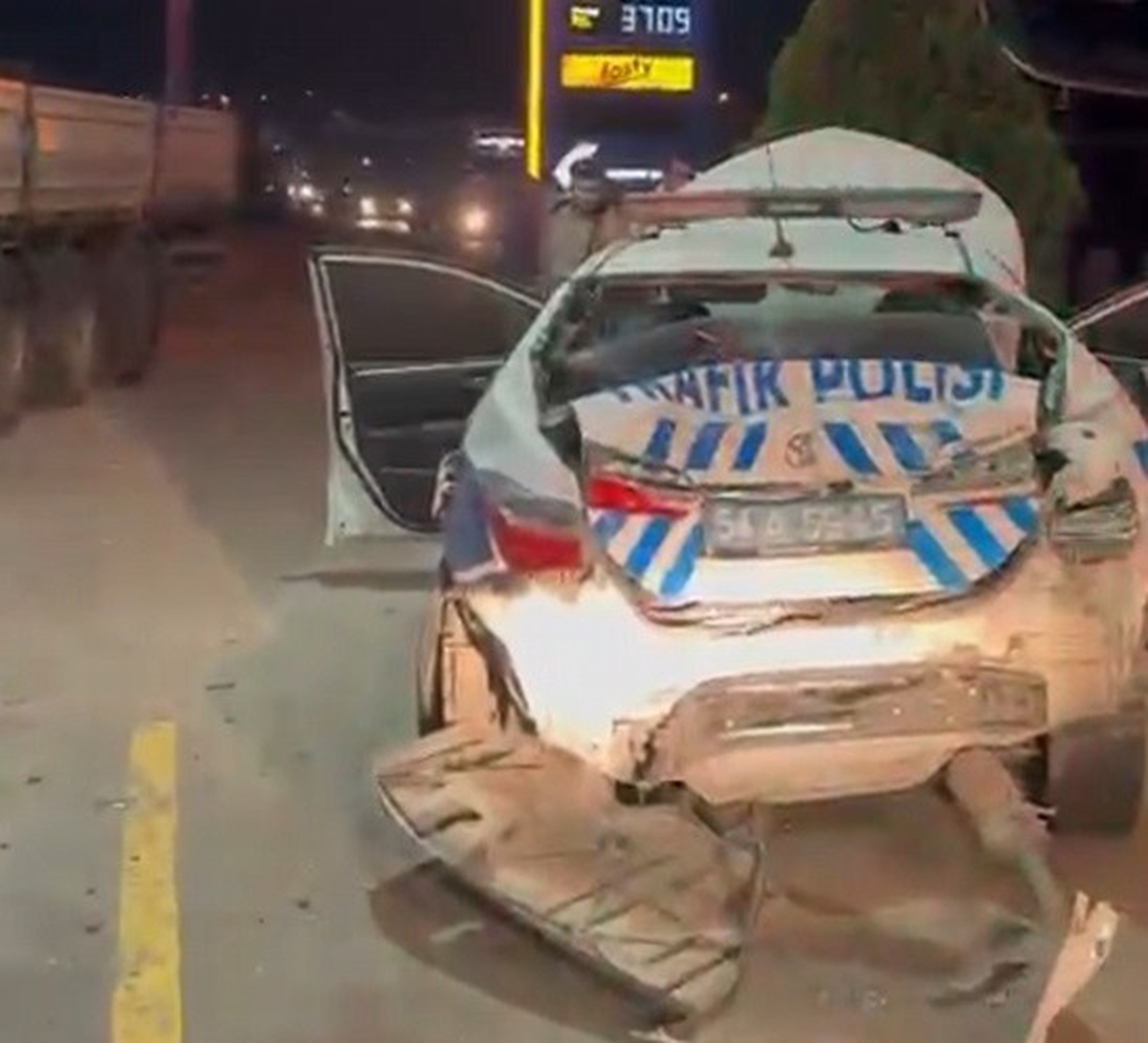Sakarya Arifiye'de çekici, polis otosu dahil 3 araca çarptı, çekici sürücüsü öldü
