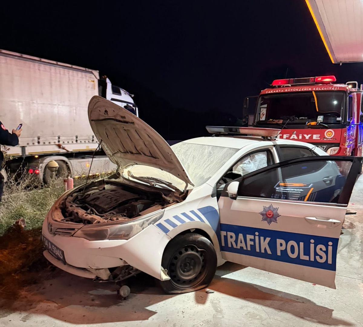 Sakarya Arifiye'de TIR, radar polis aracına ve kamyona çarptı, şoförü ağır yaralandı
