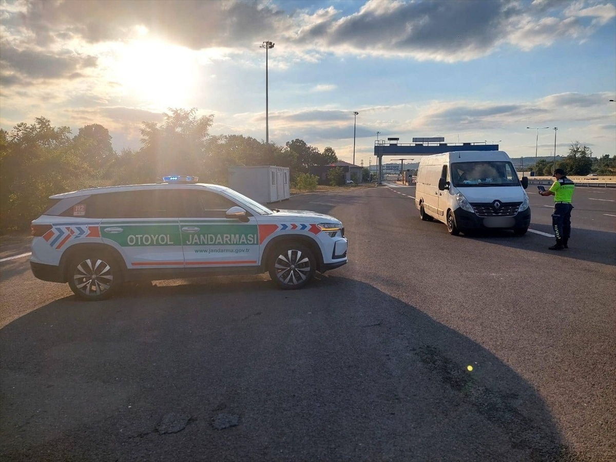 Sakarya'da jandarma denetiminde belgesiz midye ve 156 küçükbaş hayvana el konuldu
