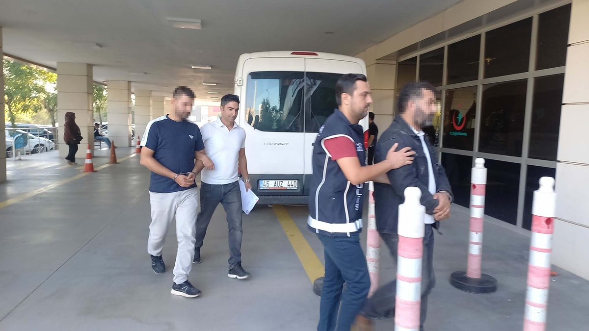 Salihli'de giriş yasağı olan yabancıyı 70 bin liraya getiren 2 şüpheli yakalandı