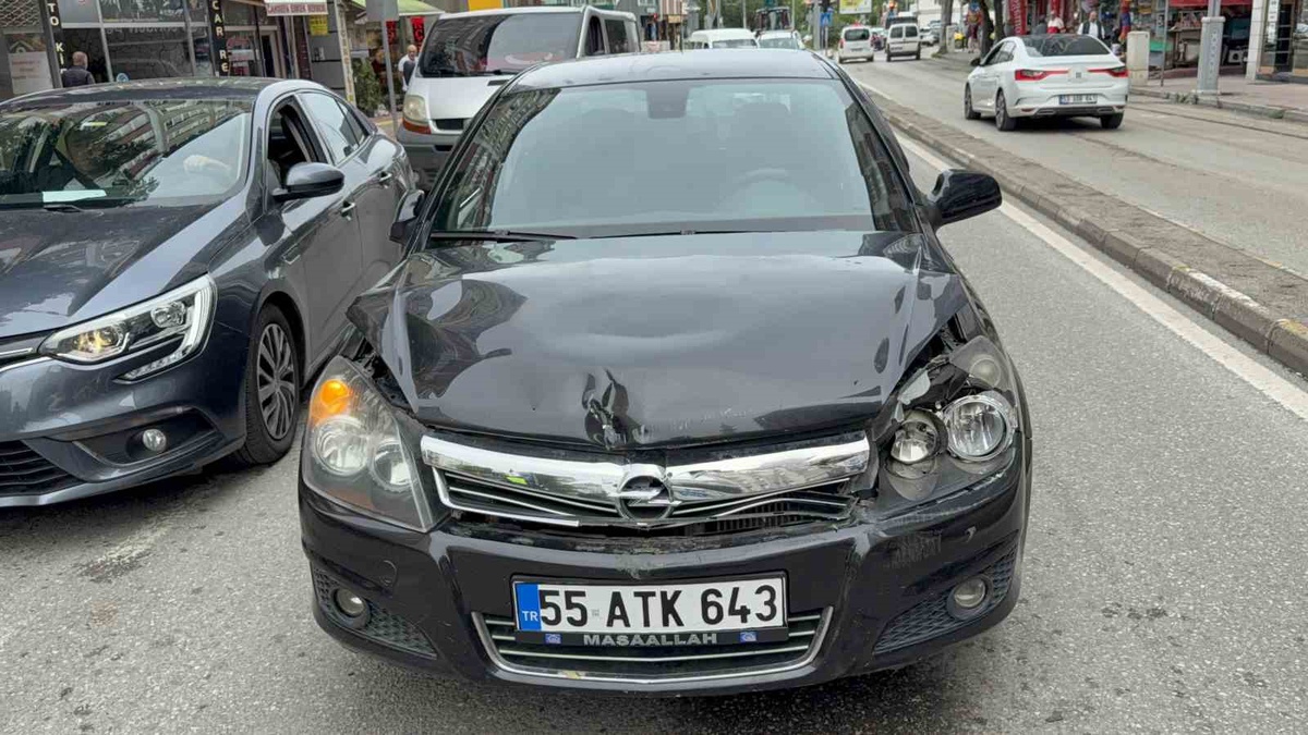 Samsun İlkadım'da iki otomobil çarpıştı, kazada 1 kişi yaralandı