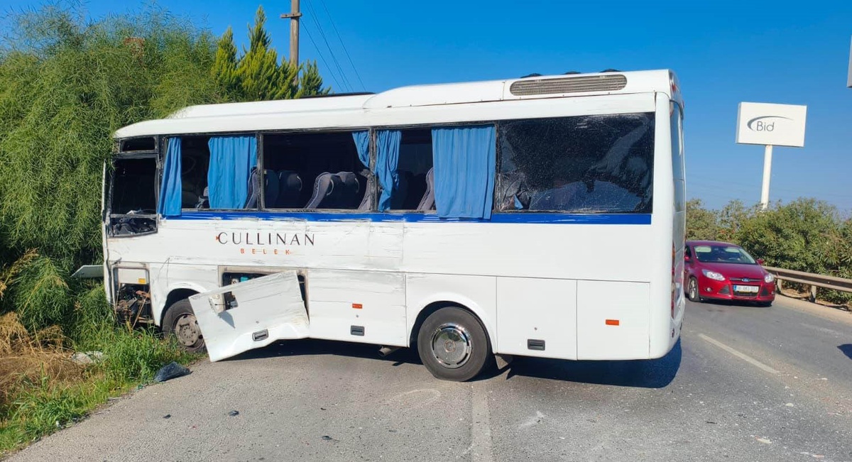 Serik'te tur otobüsü ile servis minibüsü çarpıştı, 6 yaralıdan 1'i ağır