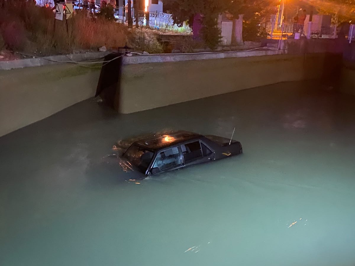 Silifke'de kanala düşen otomobil, kendini vince bağlayan şahısla birlikte çıkarıldı