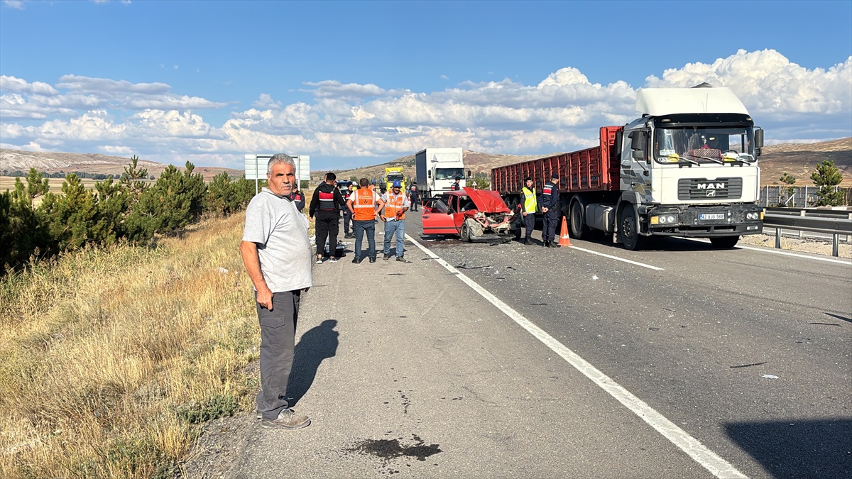 Sivas-Kayseri yolunda otomobil tıra arkadan çarptı, 6 kişi yaralandı