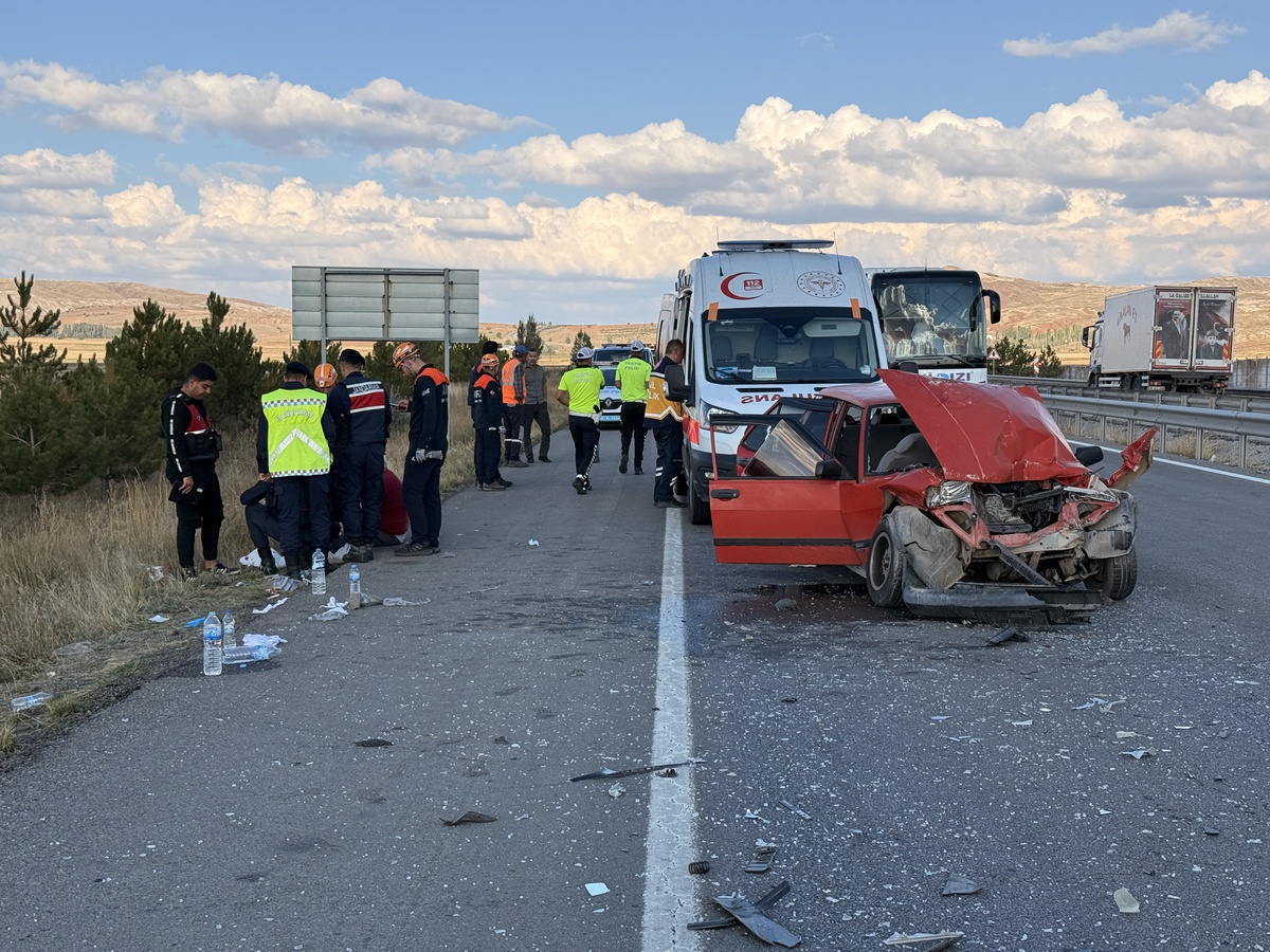 Sivas-Kayseri yolunda TIR'a çarpan otomobilde 2'si çocuk 6 kişi yaralandı