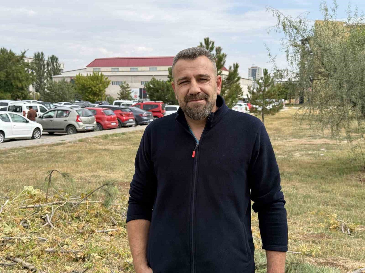 Sivas'ta vatandaş, bahçesinde çay içerken fark ettiği yılanı yakalayıp sevdi