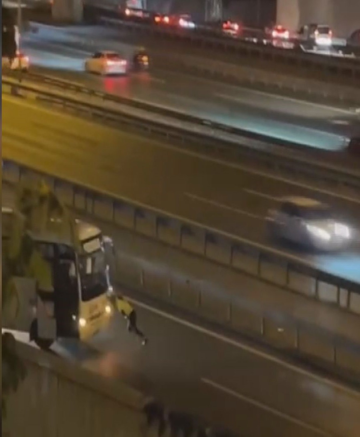 Sultangazi TEM'de arızalanan midibüsü kadın trafik polisi sürücülerle itti
