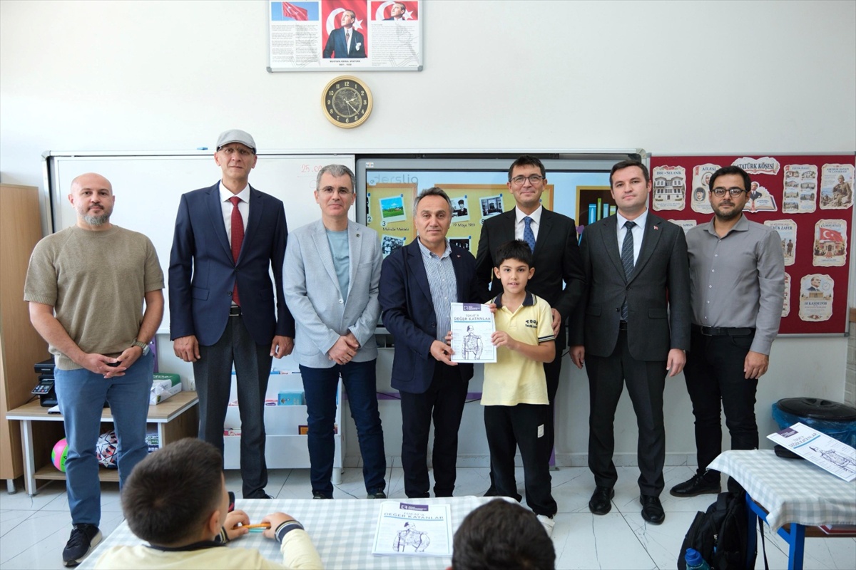 TOGÜ Rektörü Yılmaz, 'Tokat'a Değer Katanlar' kitabını öğrencilere dağıttı