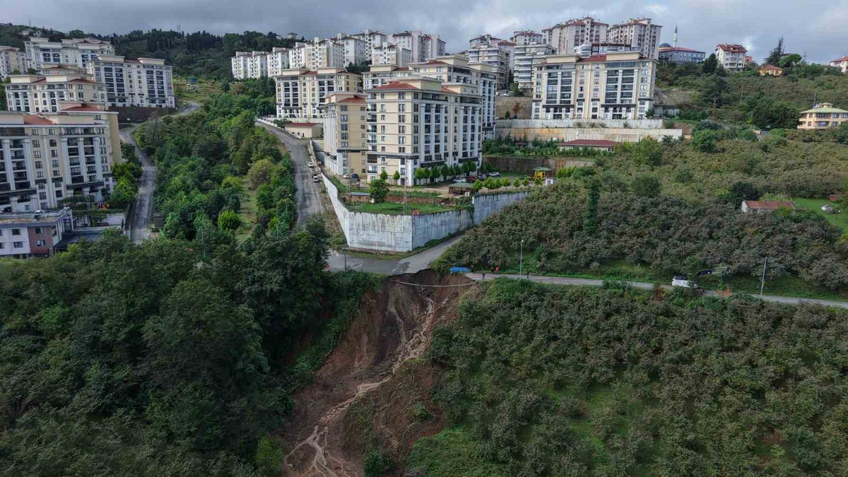 Trabzon Ortahisar'da heyelan nedeniyle araç dereye sürüklendi, 2 kişi yaralandı