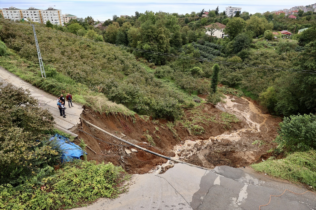 Trabzon Ortahisar'da toprak kayması yolu çökertti, otomobil devrildi