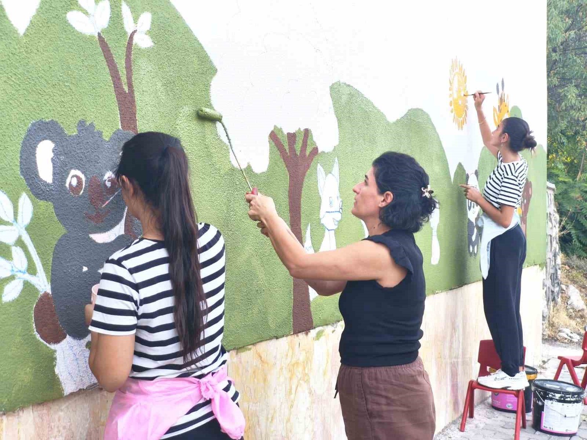 Tunceli Çemişgezek'te anaokulu duvarları gönüllü öğretmen ve öğrencilerce boyandı