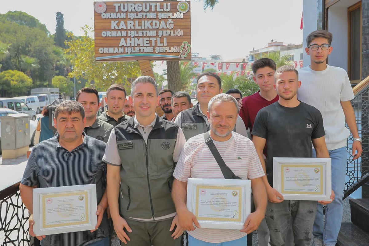 Turgutlu'da yangın söndürme çalışmalarına destek veren 8 vatandaşa plaket verildi