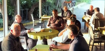 Yıldız golcü yıllar sonra İstanbul'da! Kahvehanede oturup kivi içti