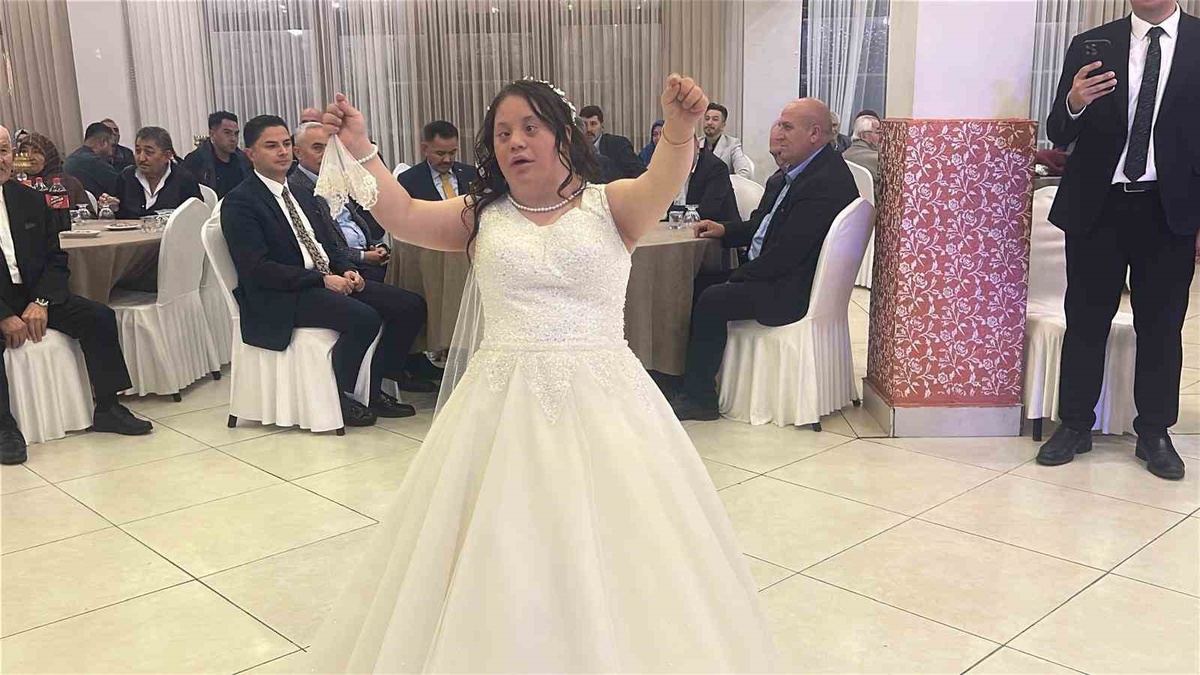 Yozgat'ta 22 yaşındaki Down sendromlu Yağmur'a temsili düğün düzenlendi