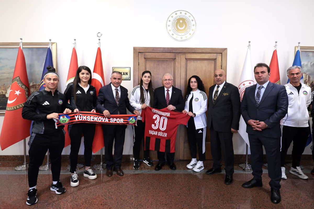 Yüksekova Spor Kadın Futbol Takımı, Bakan Güler'e MSB'de adı yazılı forma takdim etti