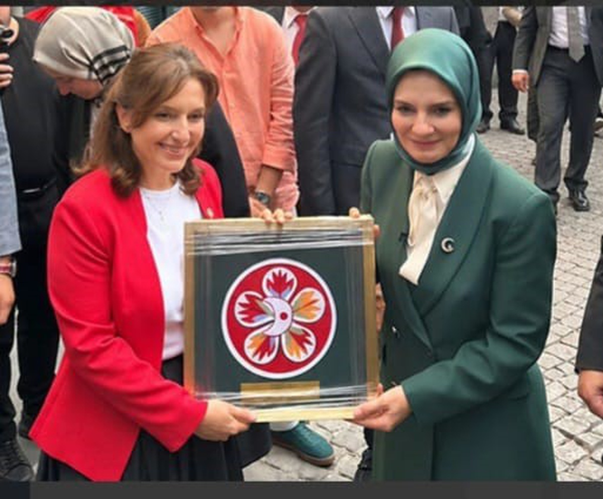 152 yıllık makineyle işlenen Kızılay’ın ilk amblemi Bakan Göktaş’a da hediye edildi