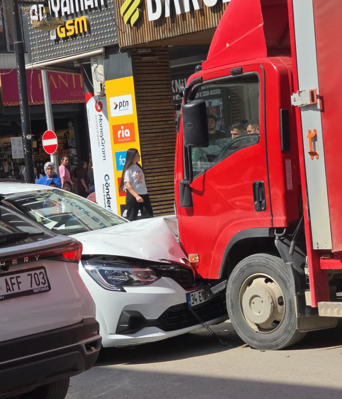 Adıyaman'da sürücüsü kontrolü kaybeden otomobil kamyonete çarptı, 12 kişi yaralandı