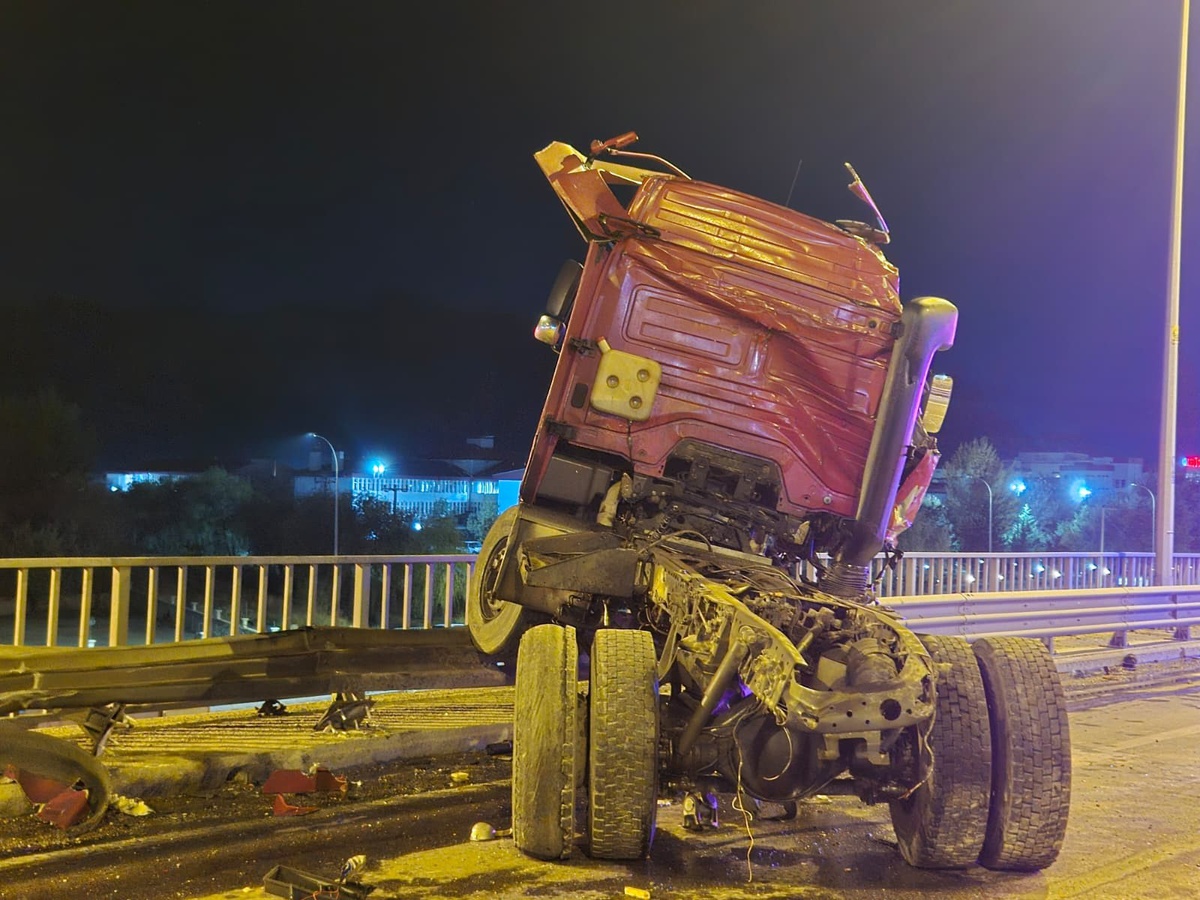 Afyonkarahisar'da TIR ile 3 otomobilin karıştığı kazada 1'i ağır 6 kişi yaralandı