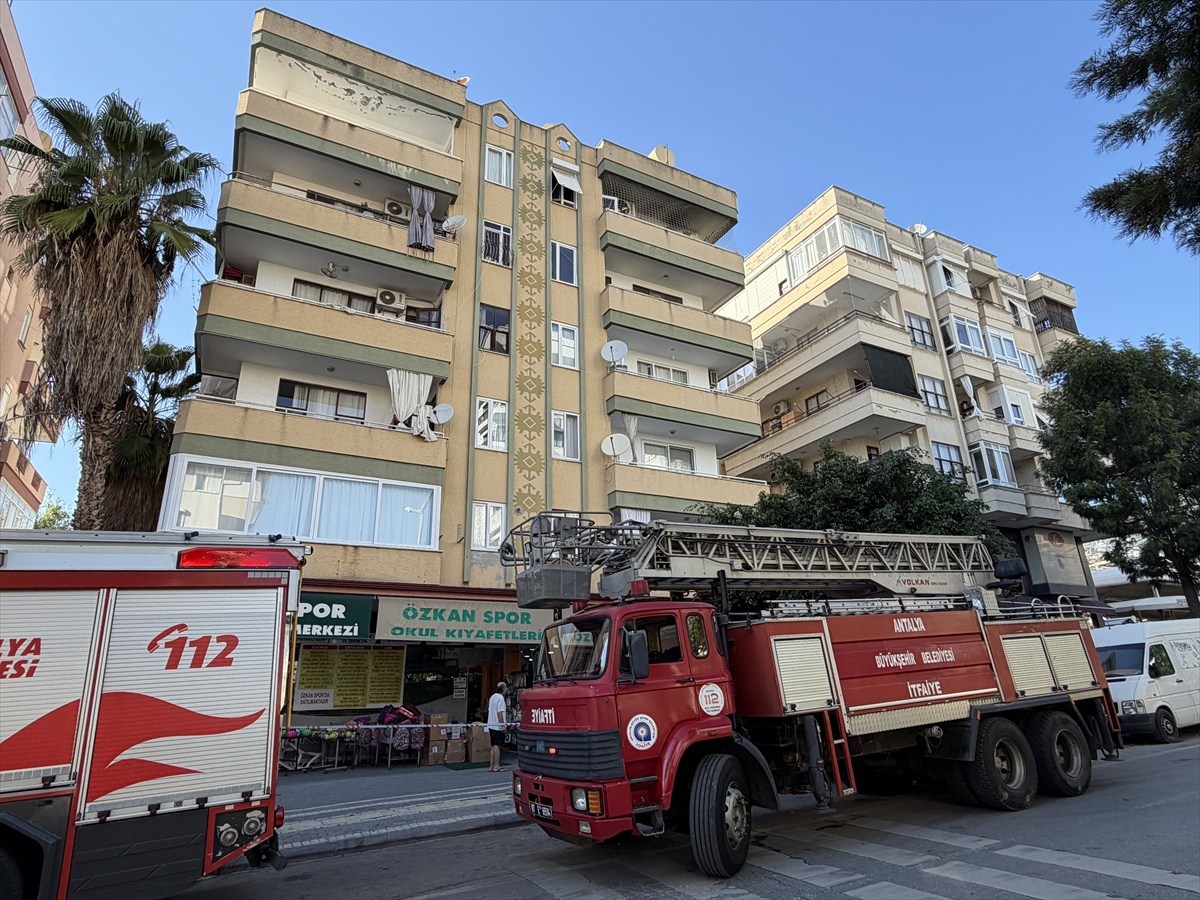 Alanya'da 5 katlı binanın en üst katındaki dairede çıkan yangın hasara yol açtı