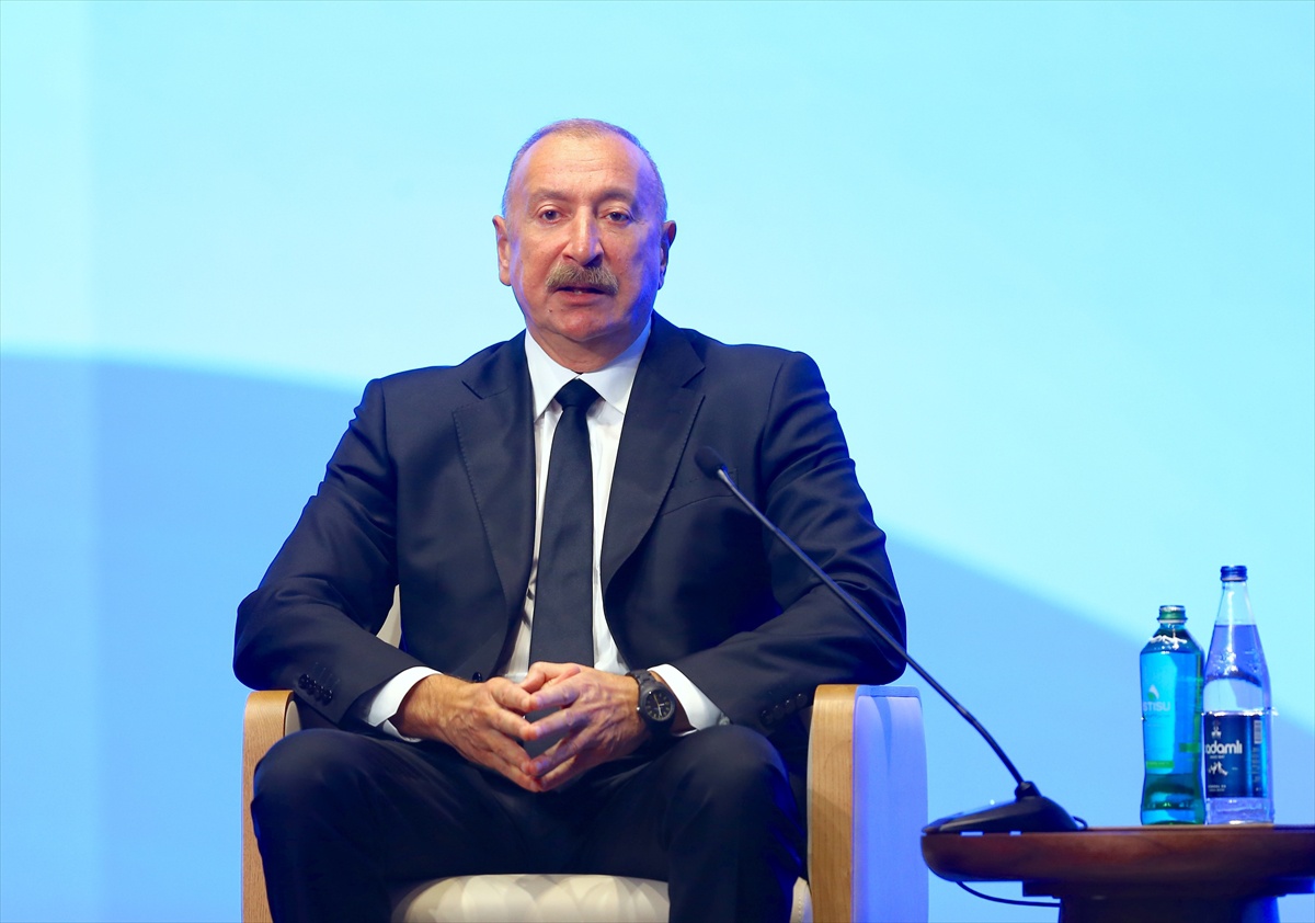 Aliyev Bakü'deki yatırım forumunda petrol dışı sektörlere dikkati çekti