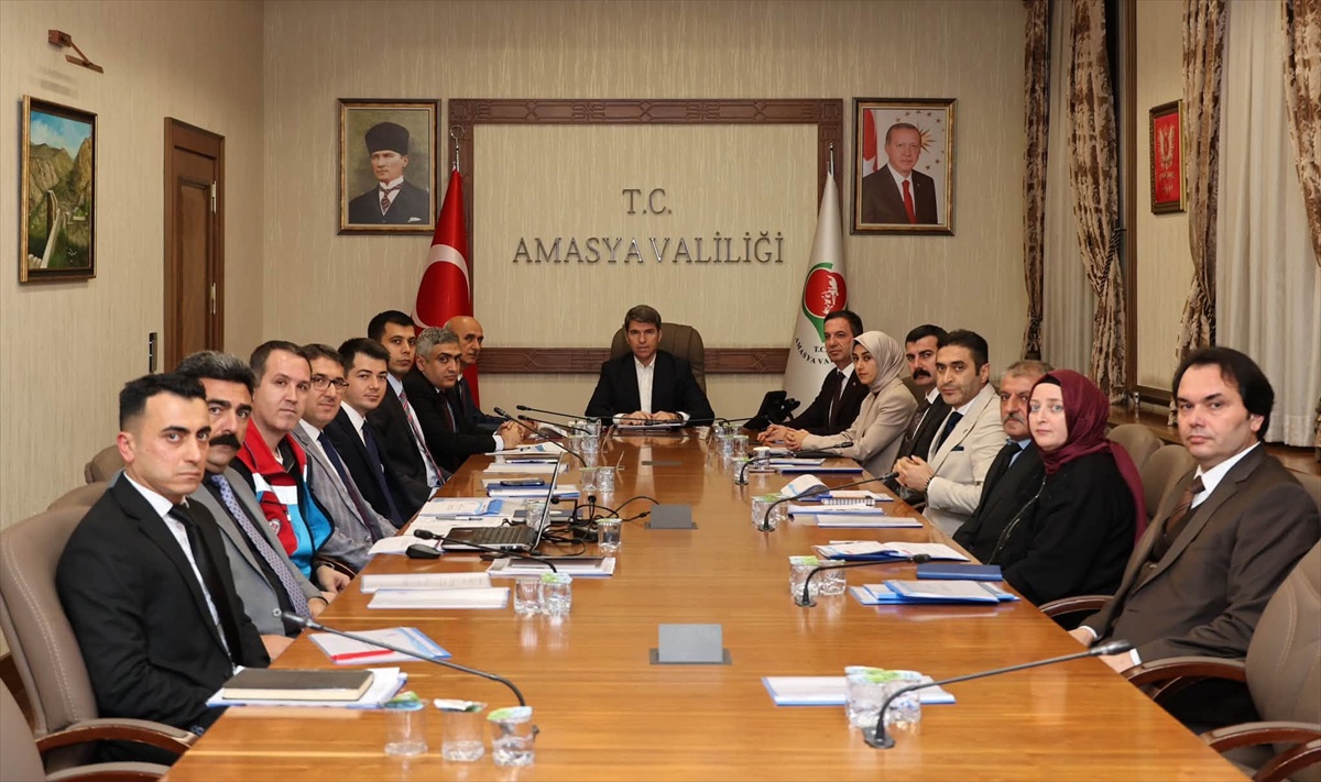 Amasya'da Vali Önder Bakan başkanlığında sosyal yardım toplantısı yapıldı