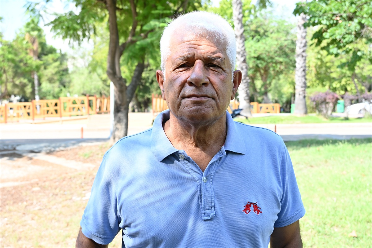 Antalya'da Kızıldeniz göçmeni balıklar Konyaaltı kayalıklarını işgal etti