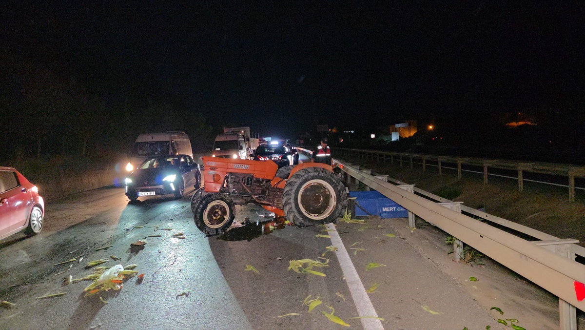 Antalya Manavgat'ta D-400'de otomobil traktöre arkadan çarptı, 3 kişi yaralandı