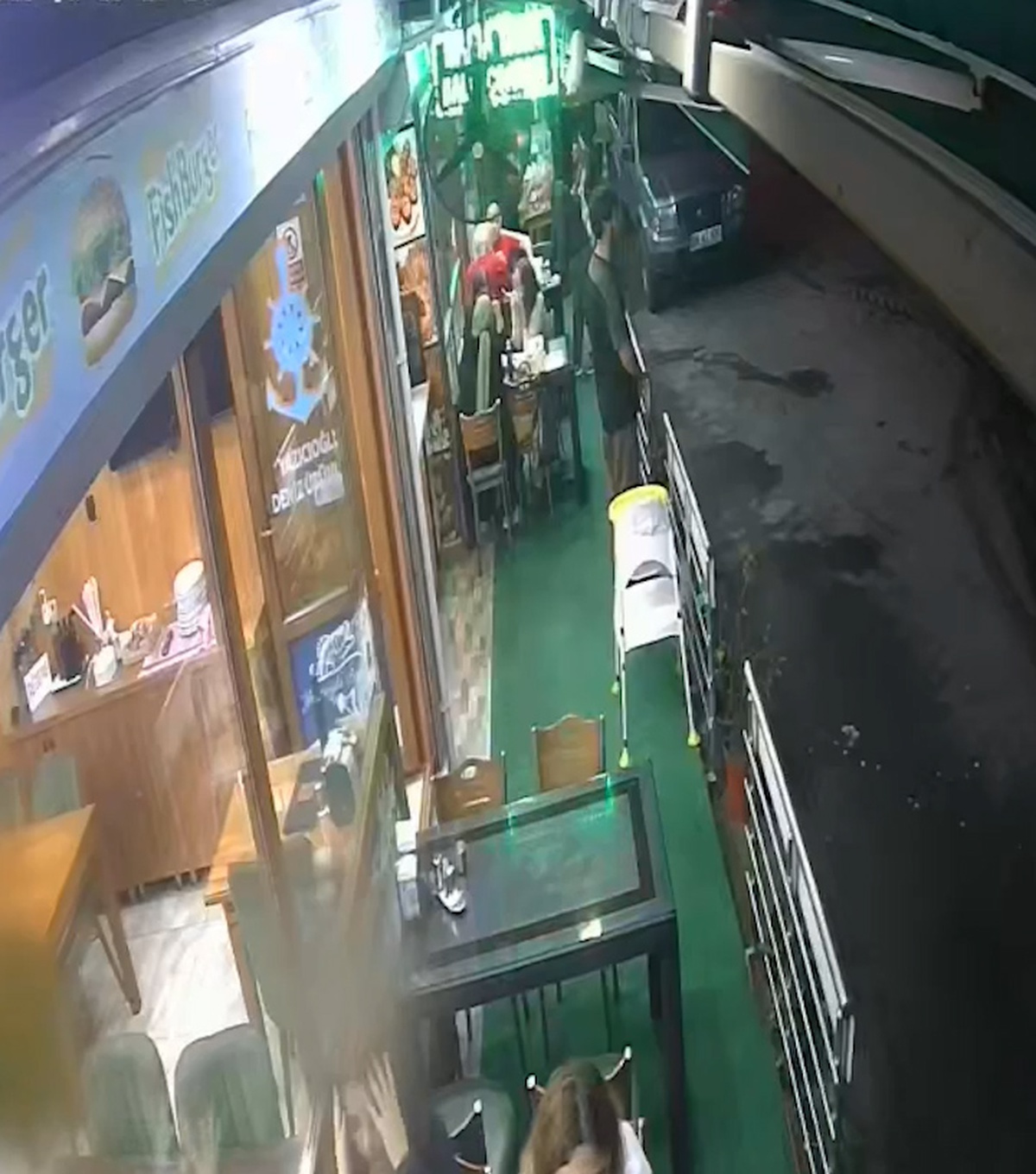 Artvin Hopa'da restoran sahibi, boğazına yemek kaçan müşteriyi Heimlich ile kurtardı