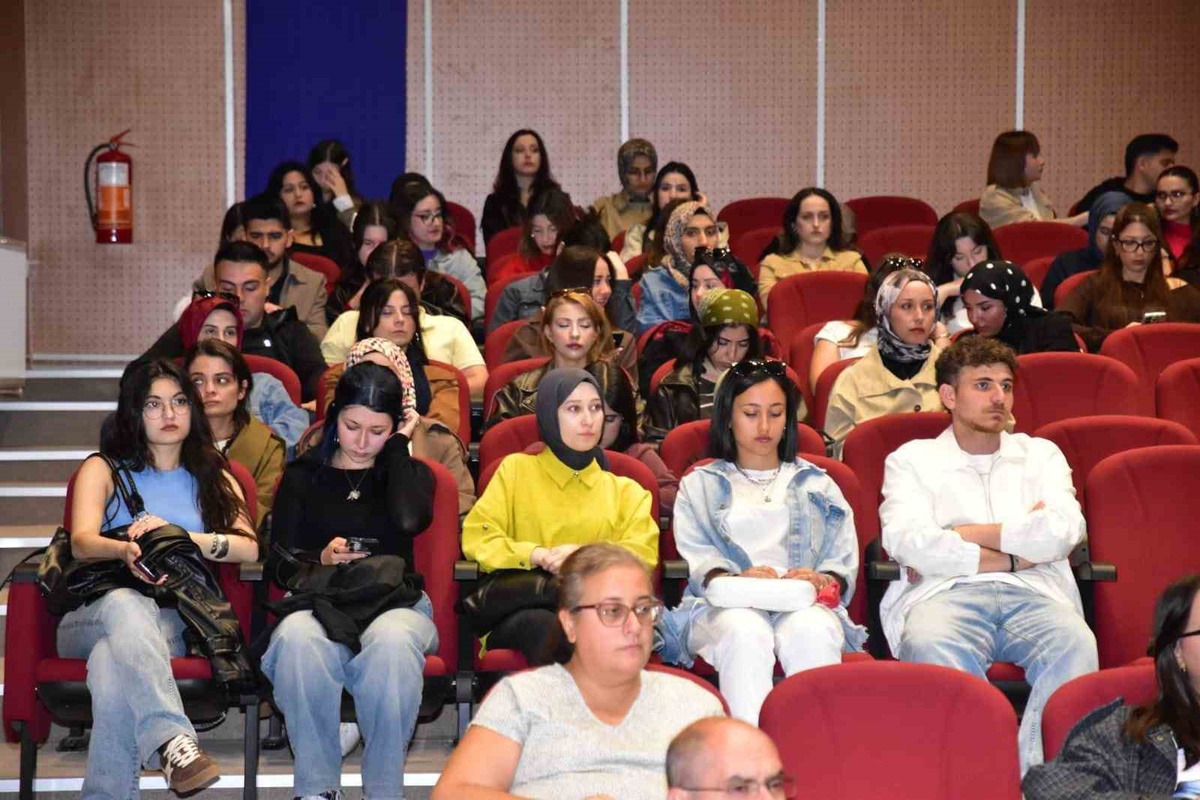 ASHİM, ESOGÜ'de sağlıklı yaşam ve güvenli ilişkiler semineri düzenledi