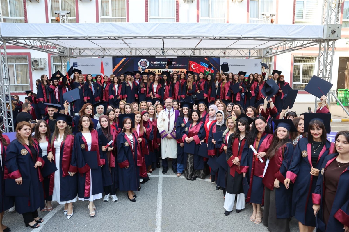 Atatürk Üniv. Açık ve Uzaktan Öğretim Fakültesinden yaklaşık 200 mezun Bakü'de kep attı