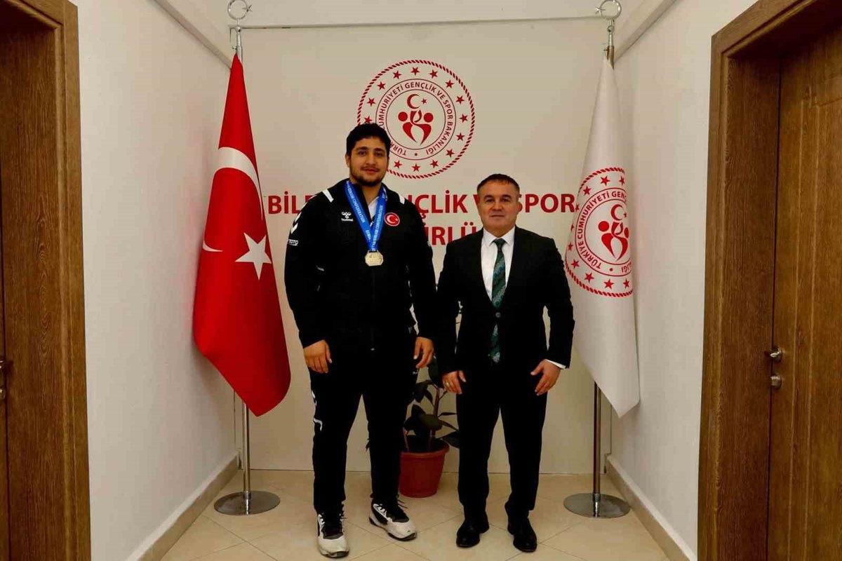 Avrupa Kuraş şampiyonu Zaloğlu, Bilecik Gençlik ve Spor İl Müdürü Demir’i ziyaret etti