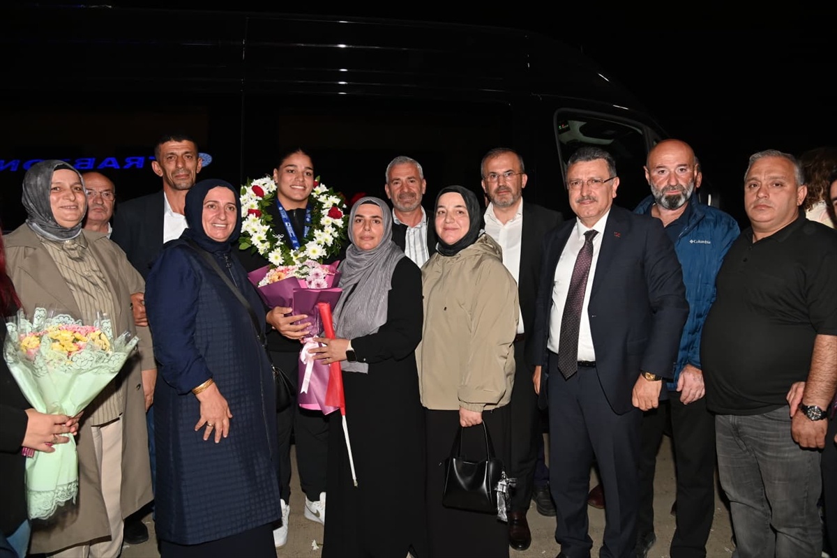 Avrupa şampiyonu milli boksör Havvanur Kethüda, Trabzon'da coşkuyla karşılandı