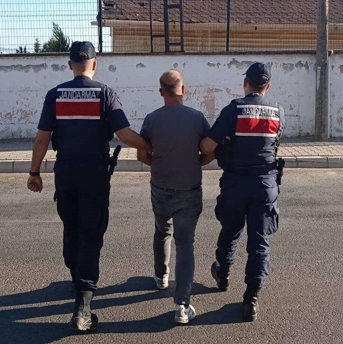 Aydın Nazilli'de 28 yıl 5 ay hapis cezasıyla aranan şahıs devriyede yakalandı