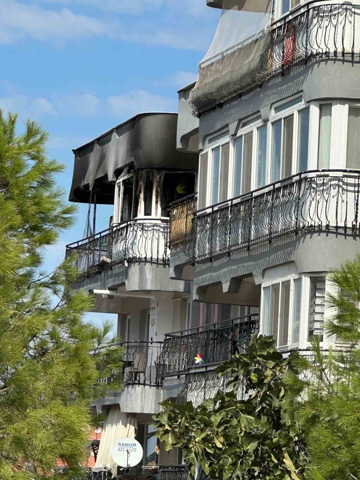 Ayvalık'ta iddiaya göre kızgın yağa su dökülünce üst kattaki dairede yangın çıktı