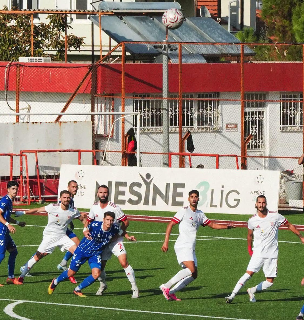Ayvalıkgücü Belediyespor, evinde Bigaspor'u 2-1 mağlup ederek 9 puana ulaştı