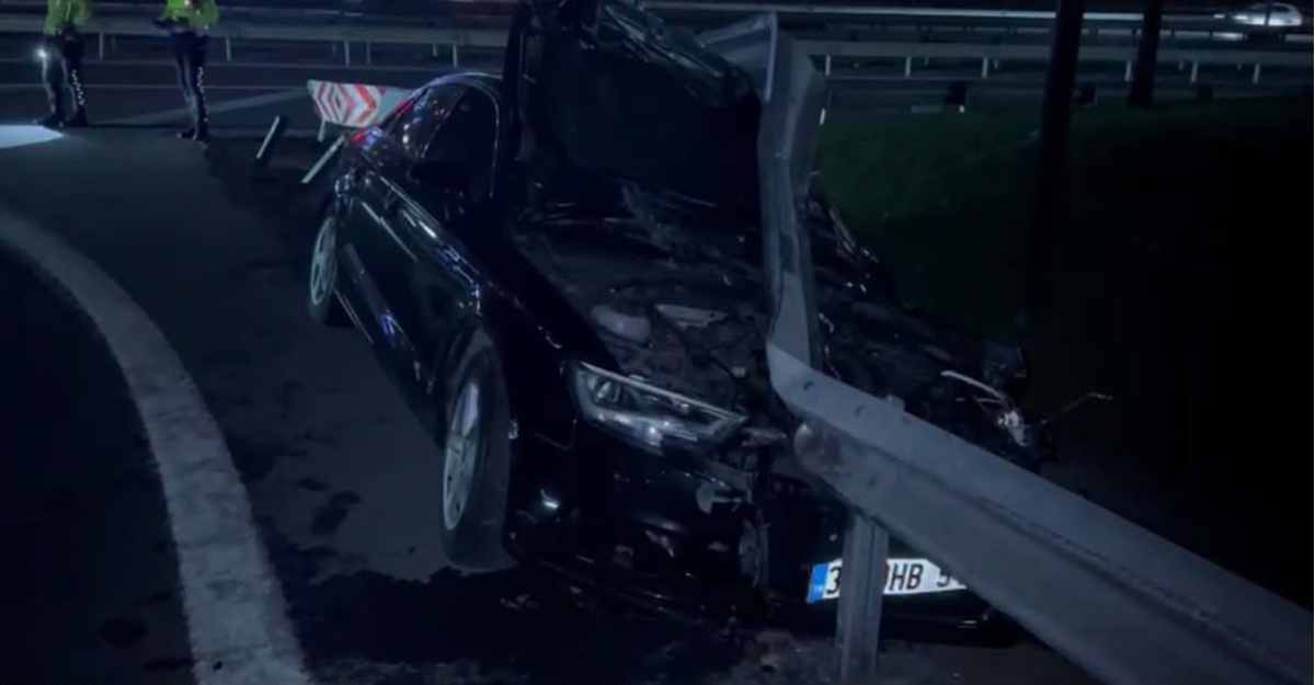 Bahçelievler'de bariyere çarpan otomobilde arka koltuktaki kişi yaralandı