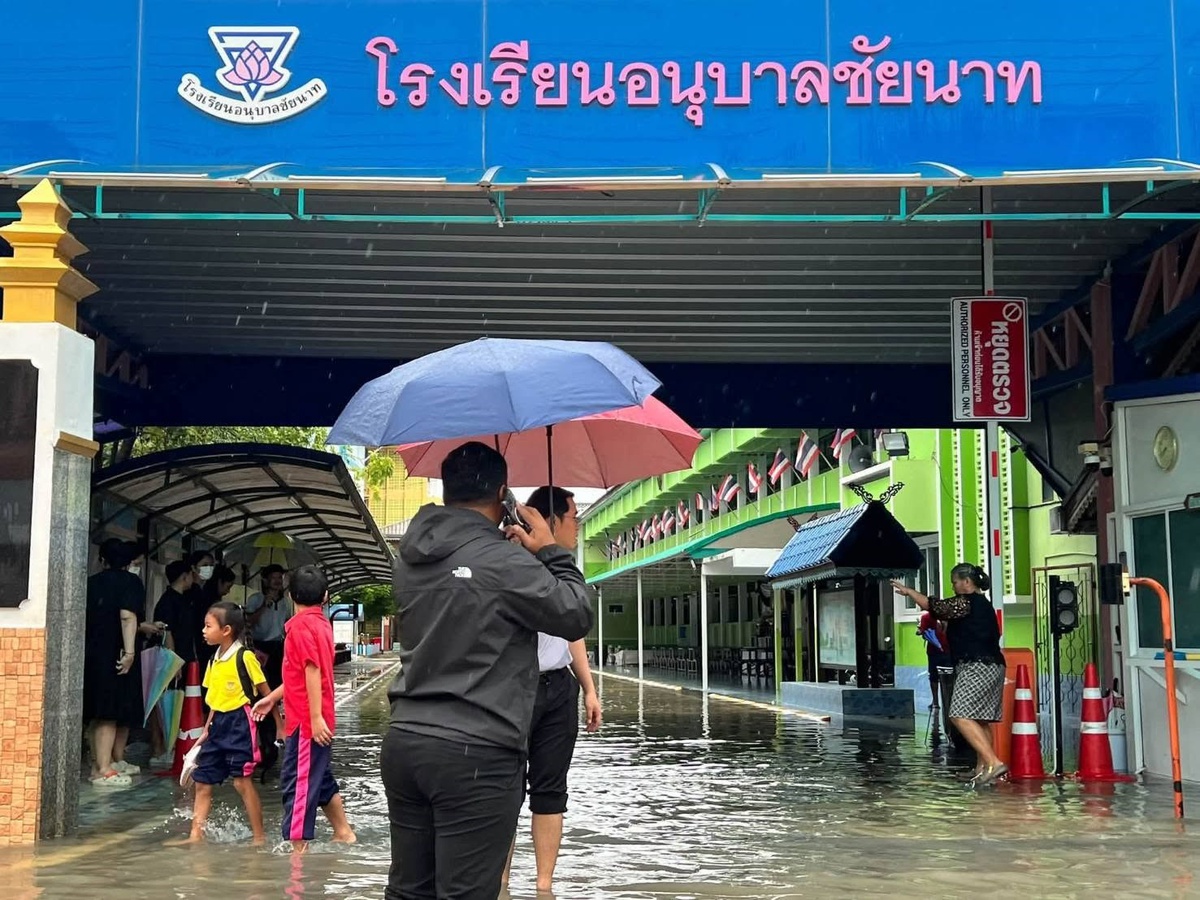 Bangkok'ta yağışların yol açtığı selde 50 ilçenin tamamı afet bölgesi ilan edildi